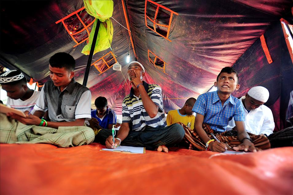 Rohingyalı Müslümanlar kamplarda