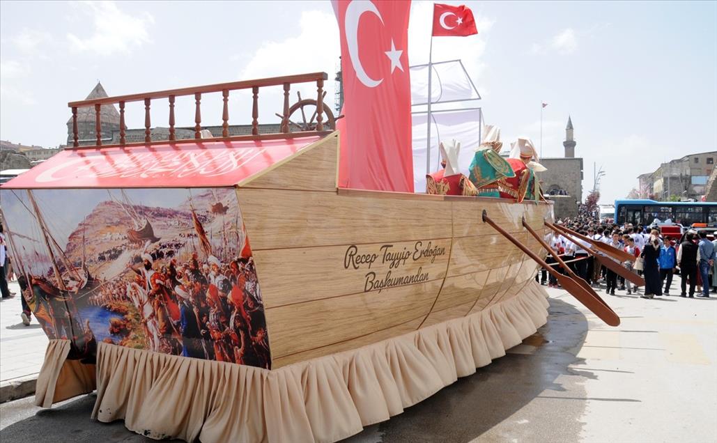 "Fatih'in askerleri" gibi gemiyi karadan yürüttüler