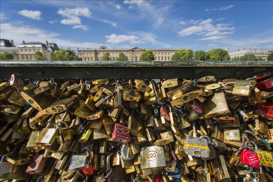 Paris'te aşk kilitleri kaldırılıyor