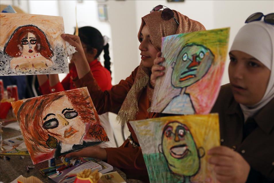 الأردن: مكفوفون يرسمون ببصيرتهم ويلونون لوحاتهم بحاسة الشم