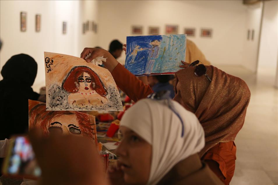 الأردن: مكفوفون يرسمون ببصيرتهم ويلونون لوحاتهم بحاسة الشم