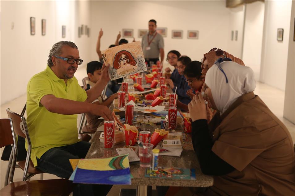 الأردن: مكفوفون يرسمون ببصيرتهم ويلونون لوحاتهم بحاسة الشم