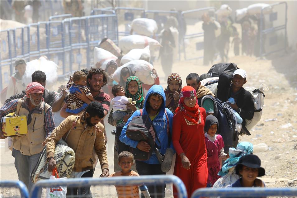 Suriyelilerin sınırdan geçişi sürüyor - Anadolu Ajansı