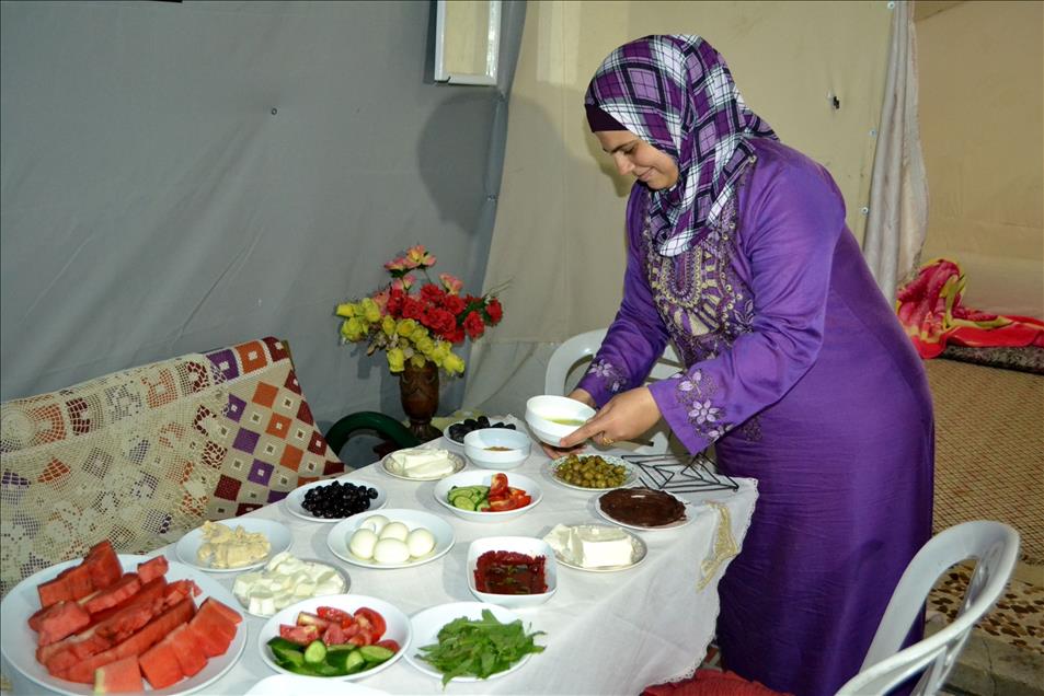 Hatay'daki çadır kentte ilk sahur