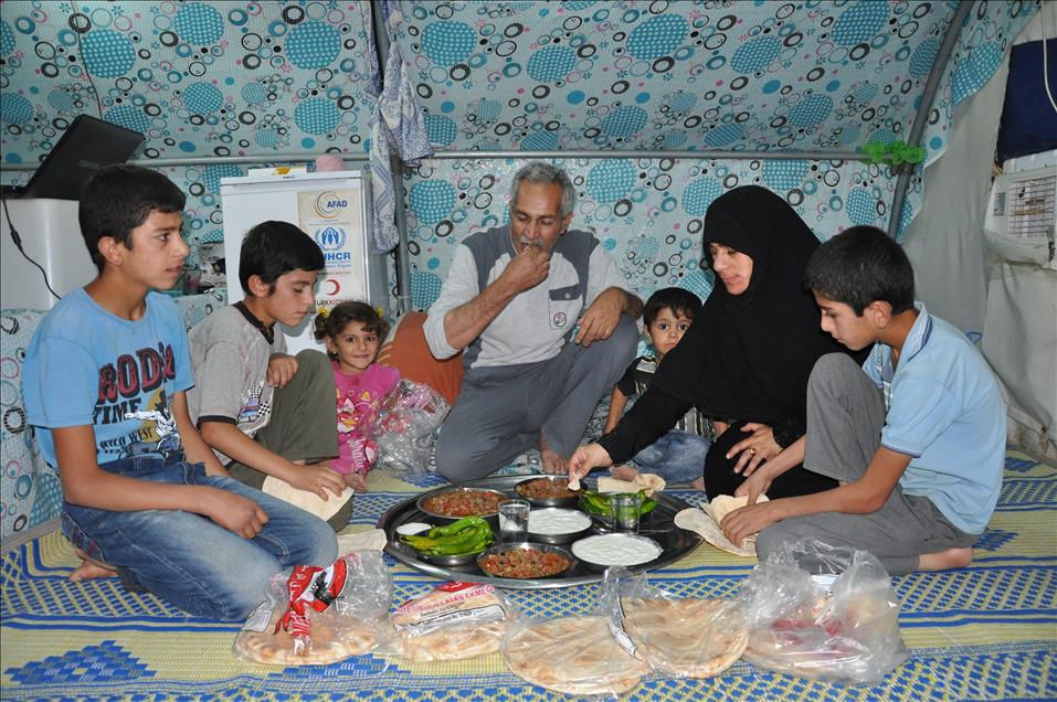 Çadır ve konteyner kentte ilk sahur