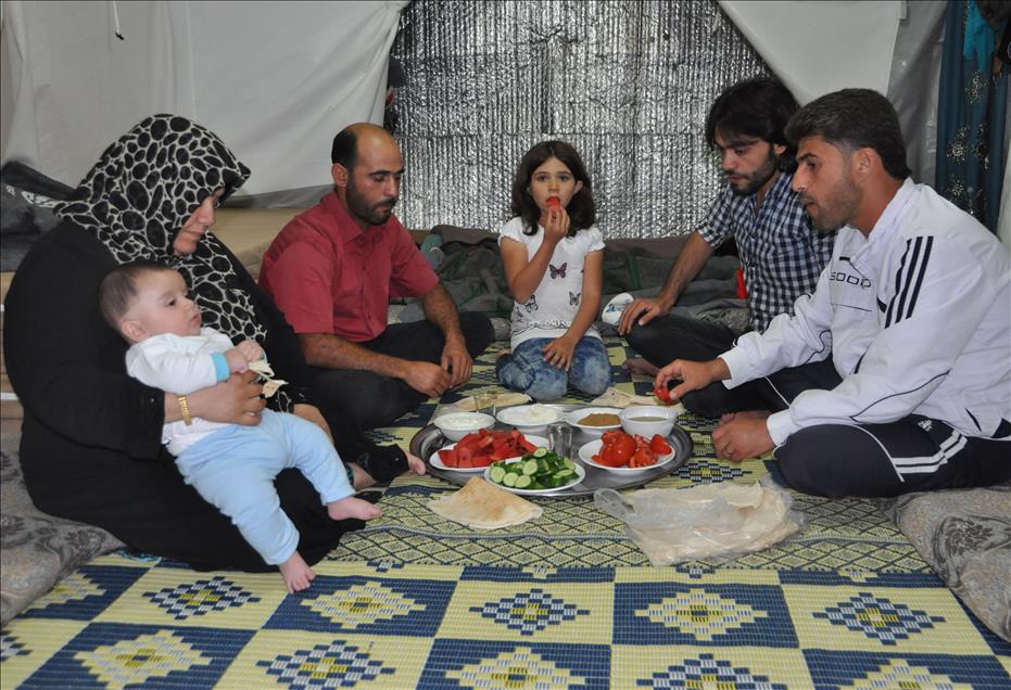 Çadır ve konteyner kentte ilk sahur