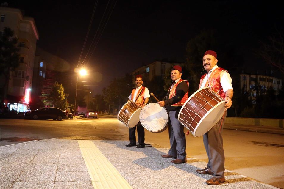 Fesli ve yelekli davulcular "Mehter Marşı" ile sahura kaldırdı