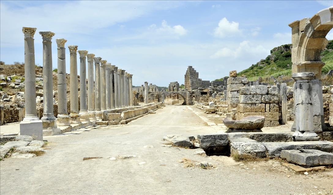 Perge'de son 3 yılda 13 heykel bulundu