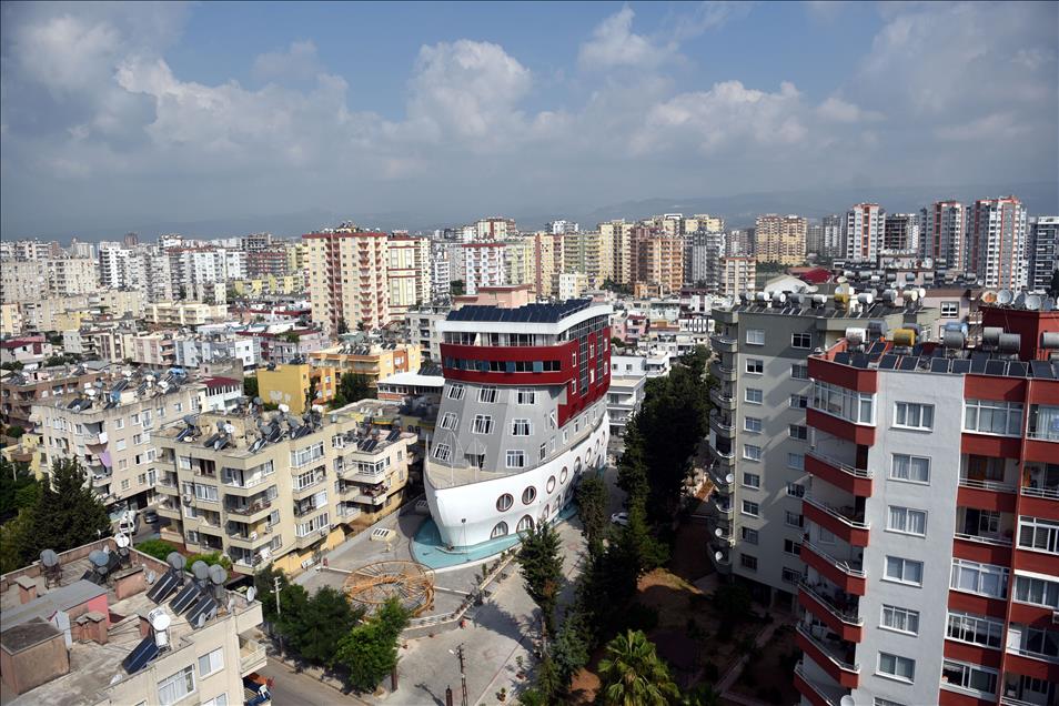 Mersin'de gemi şeklindeki bina ilgi çekiyor