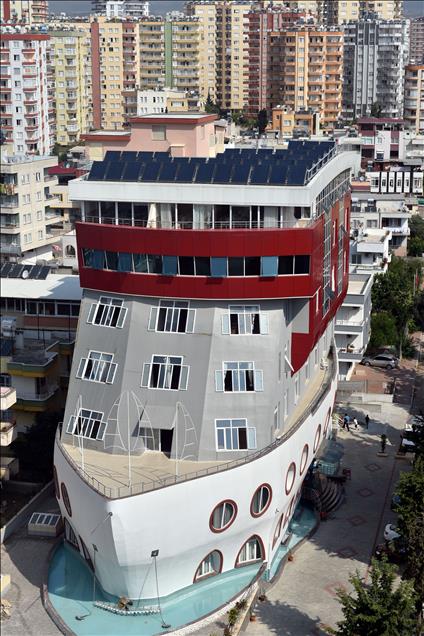 Mersin'de gemi şeklindeki bina ilgi çekiyor