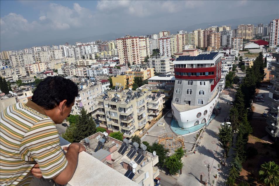 Mersin'de gemi şeklindeki bina ilgi çekiyor