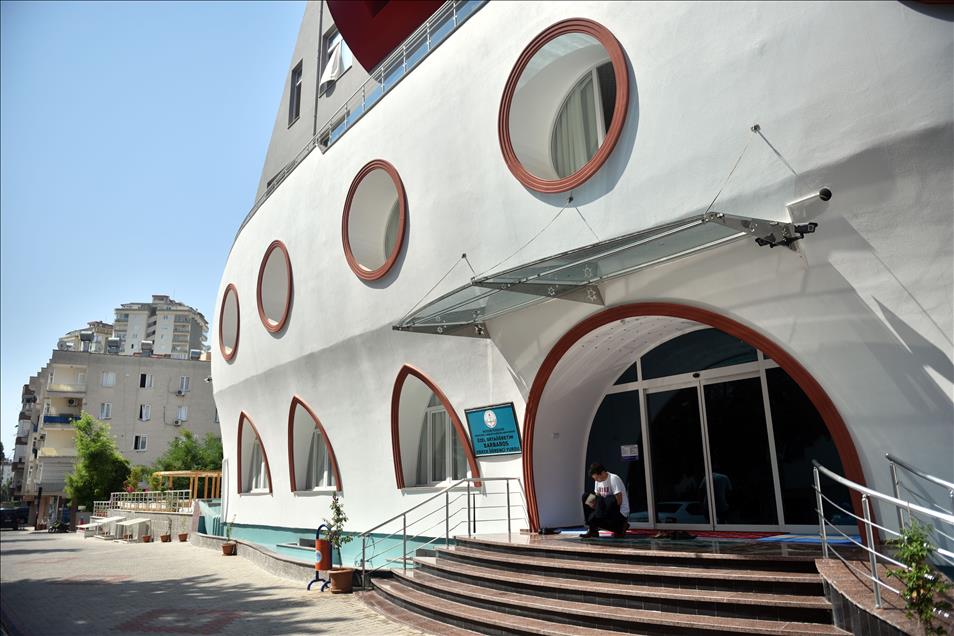 Mersin'de gemi şeklindeki bina ilgi çekiyor