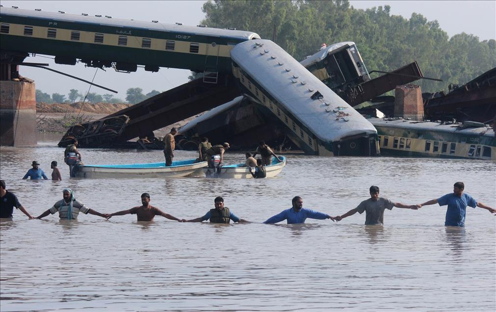 Train crash in Pakistan