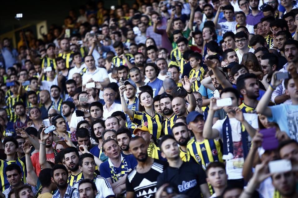 Nani, taraftar önünde sözleşme imzaladı