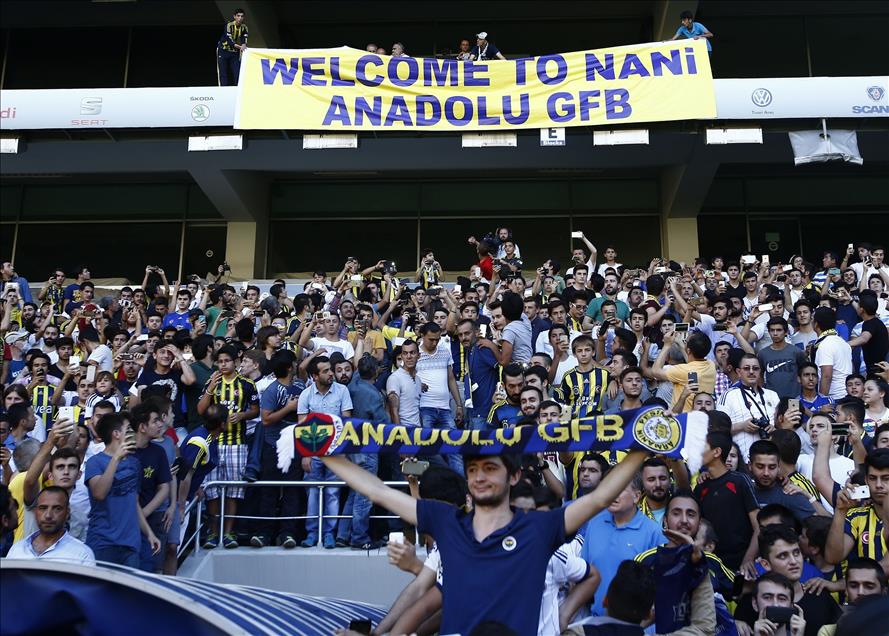 Nani, taraftar önünde sözleşme imzaladı