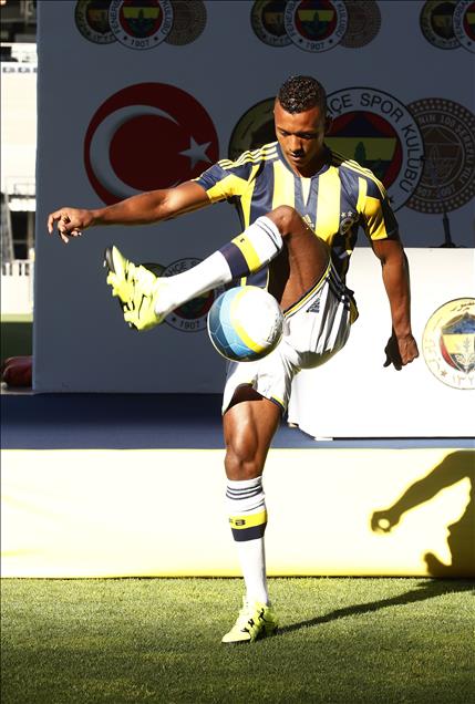 Nani, taraftar önünde sözleşme imzaladı