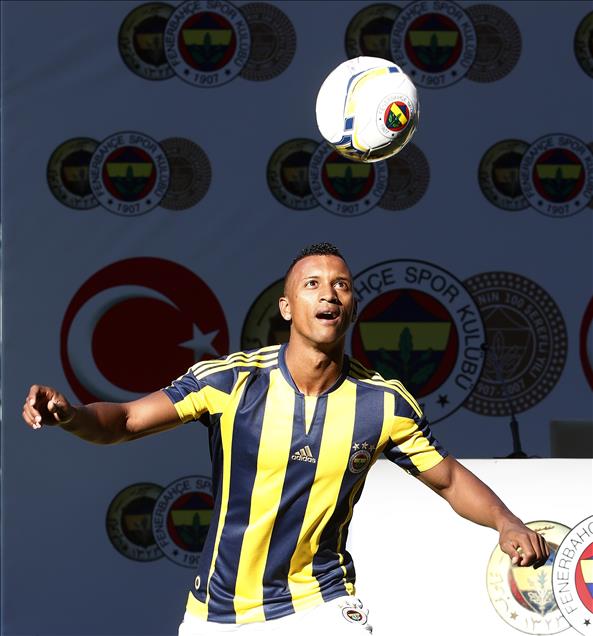 Nani, taraftar önünde sözleşme imzaladı