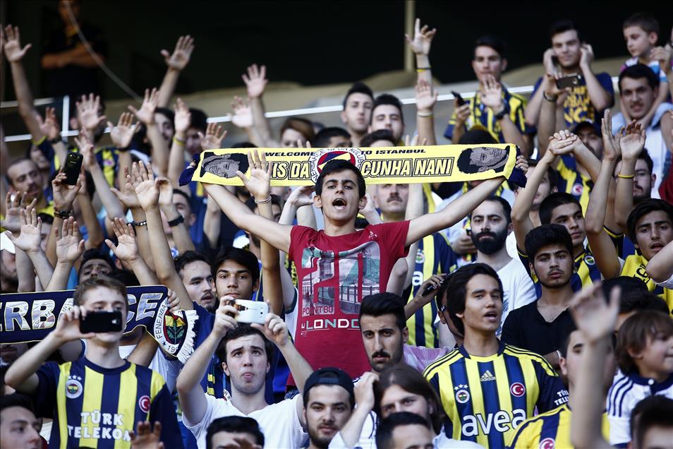 Nani, taraftar önünde sözleşme imzaladı
