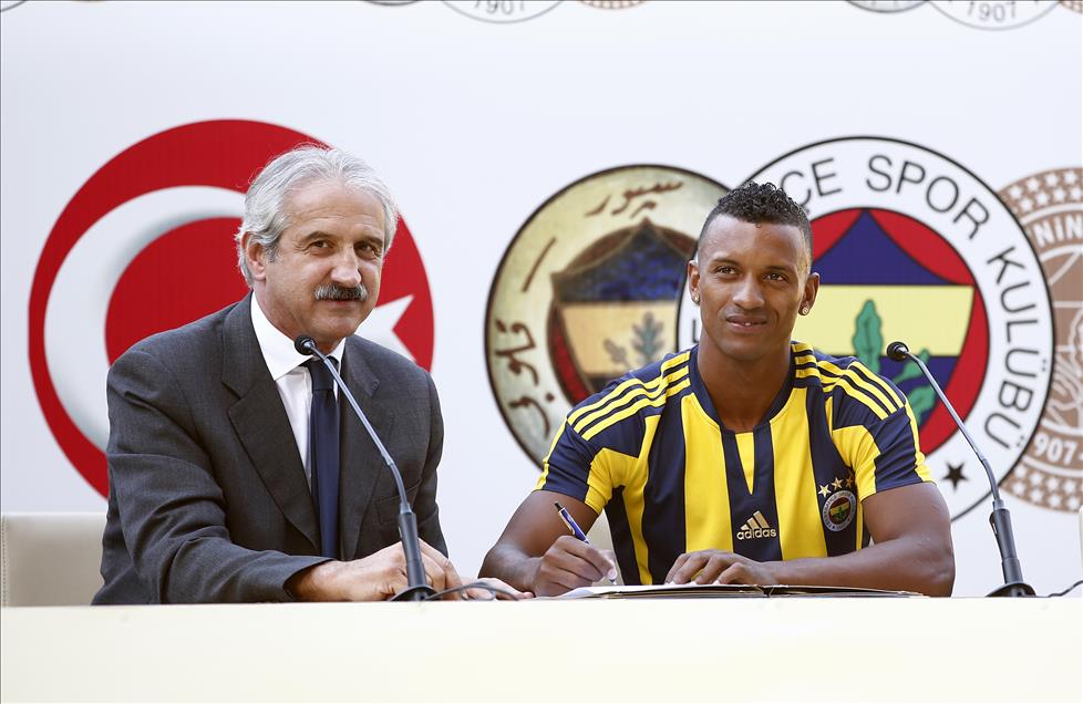 Nani taraftar önünde sözleşme imzaladı