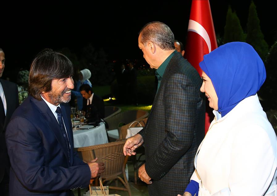 Cumhurbaşkanı Erdoğan, sporcu ve sanatçılarla birlikte iftar yaptı