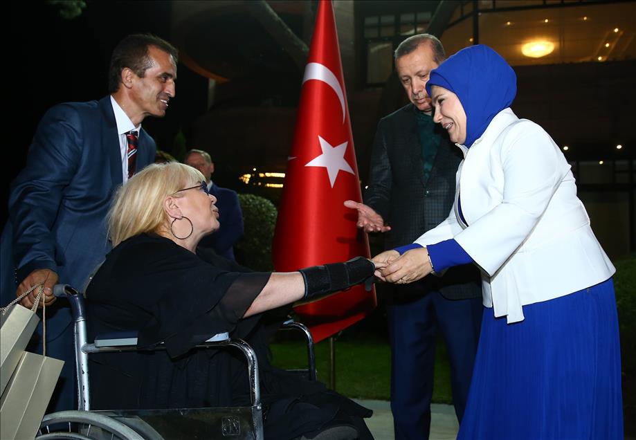 Cumhurbaşkanı Erdoğan, sporcu ve sanatçılarla birlikte iftar yaptı
