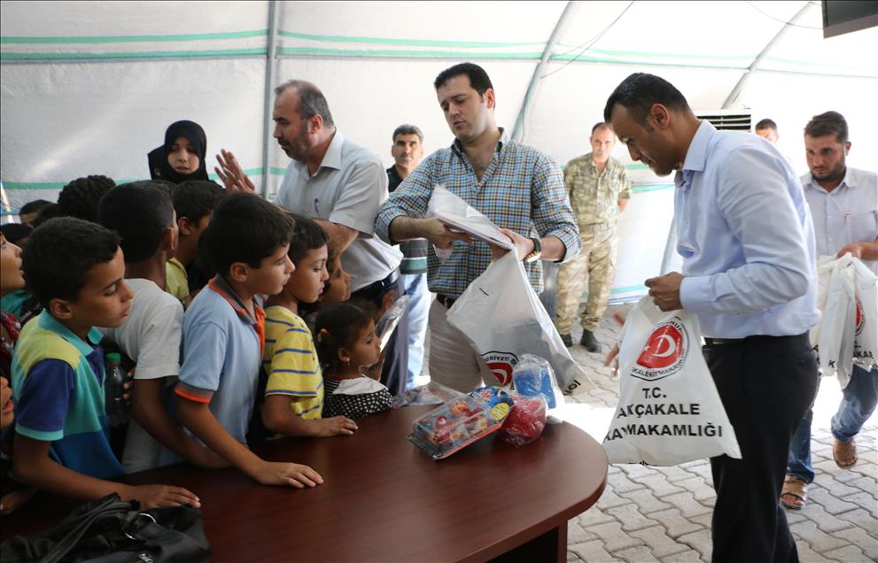 Suriyeli çocuklara bayramlık elbise
