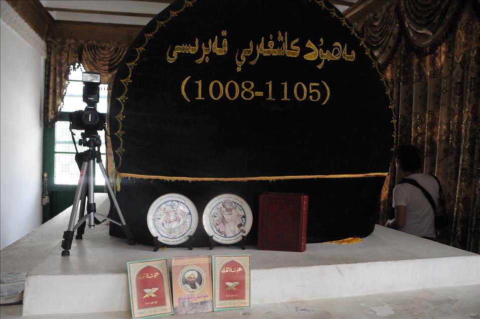 Kaşgarlı Mahmud Türbesi