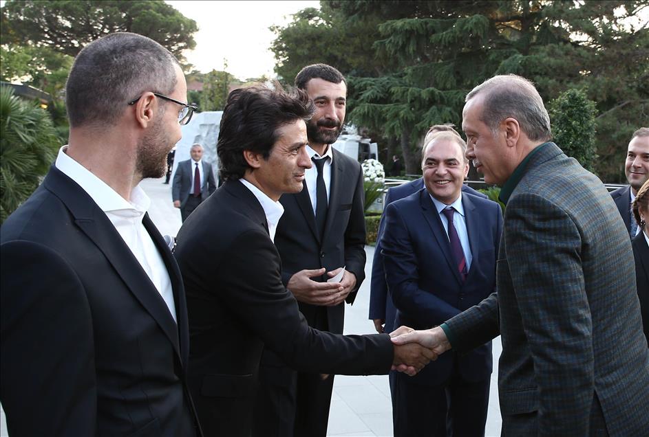 Cumhurbaşkanı Erdoğan, sporcu ve sanatçılarla birlikte iftar yaptı