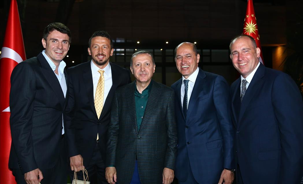 Cumhurbaşkanı Erdoğan, sporcu ve sanatçılarla birlikte iftar yaptı