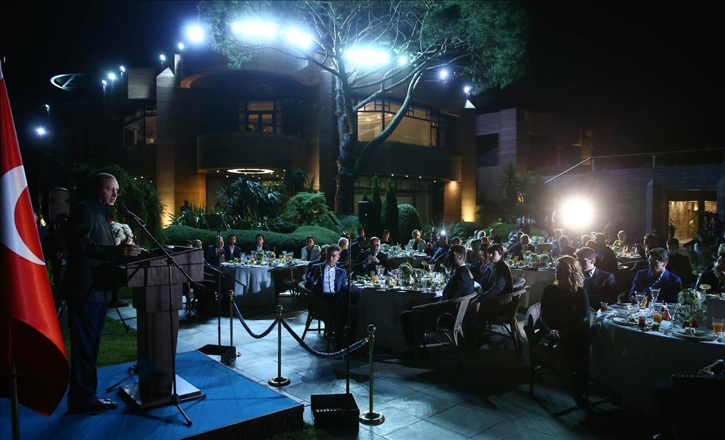 Cumhurbaşkanı Erdoğan, sporcu ve sanatçılarla birlikte iftar yaptı
