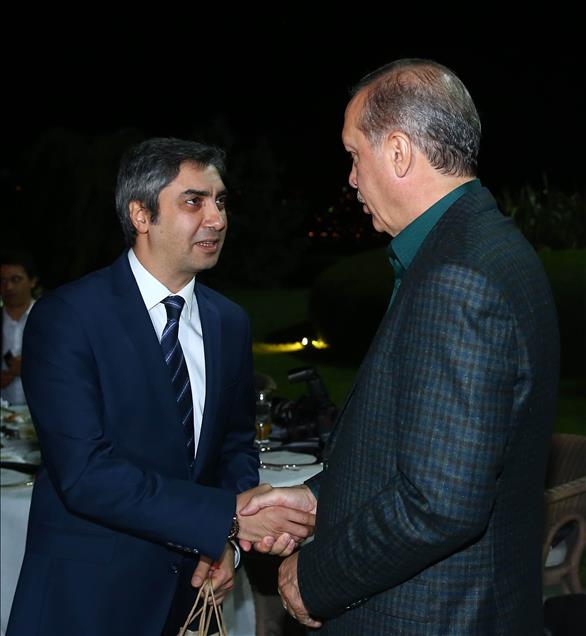 Cumhurbaşkanı Erdoğan, sporcu ve sanatçılarla birlikte iftar yaptı