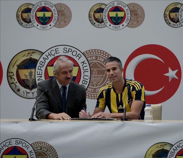 Robin van Persie için imza töreni