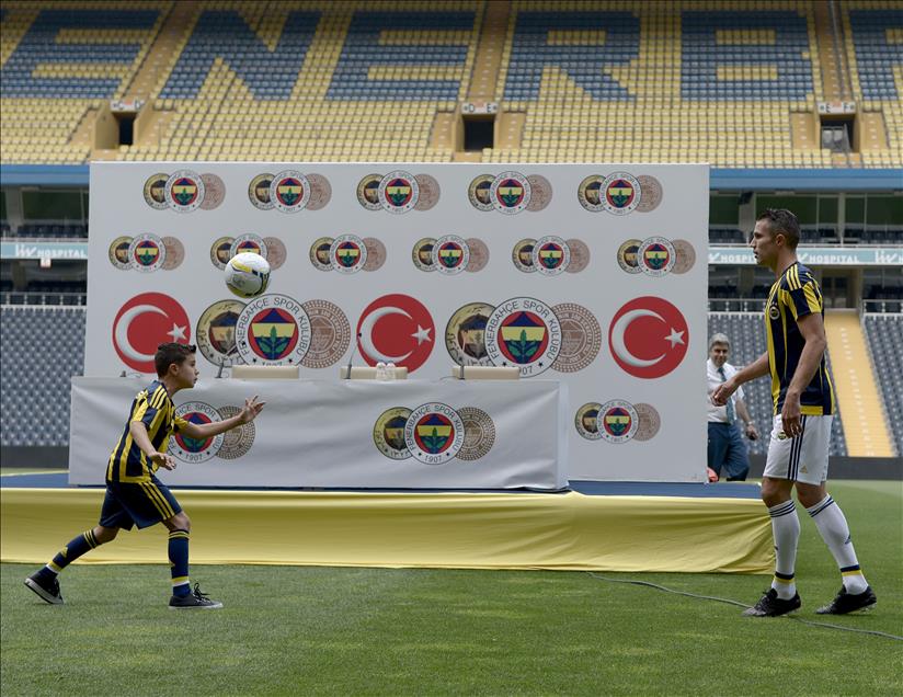 Robin van Persie için imza töreni