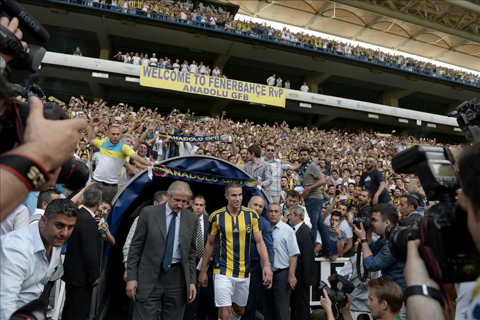 Robin van Persie için imza töreni