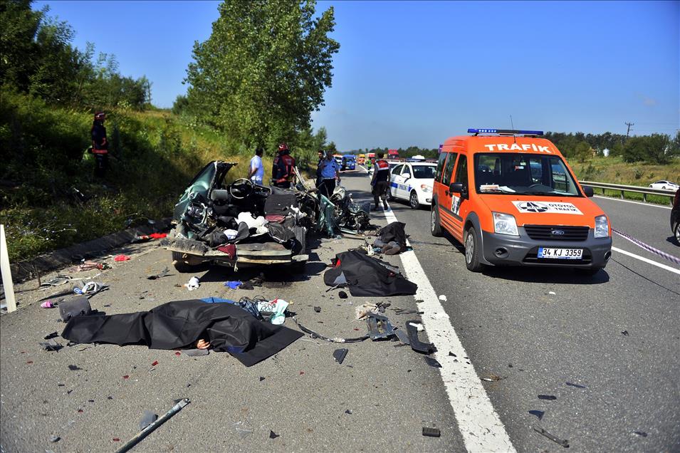 Sakarya'da trafik kazası: 3 ölü, 3 yaralı
