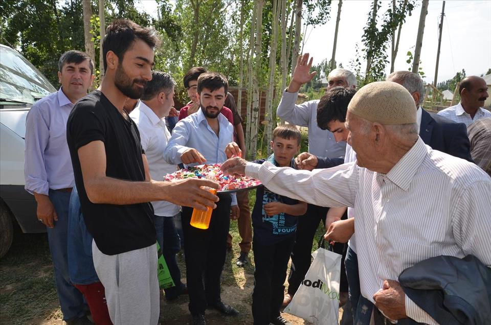 Di eydiyê de nêzî 4 ton û nîv şekir îkram dikin