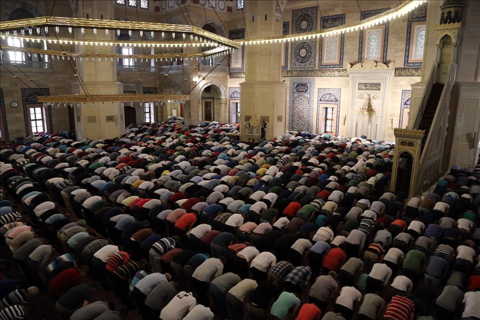 Adana'da bayram namazı
