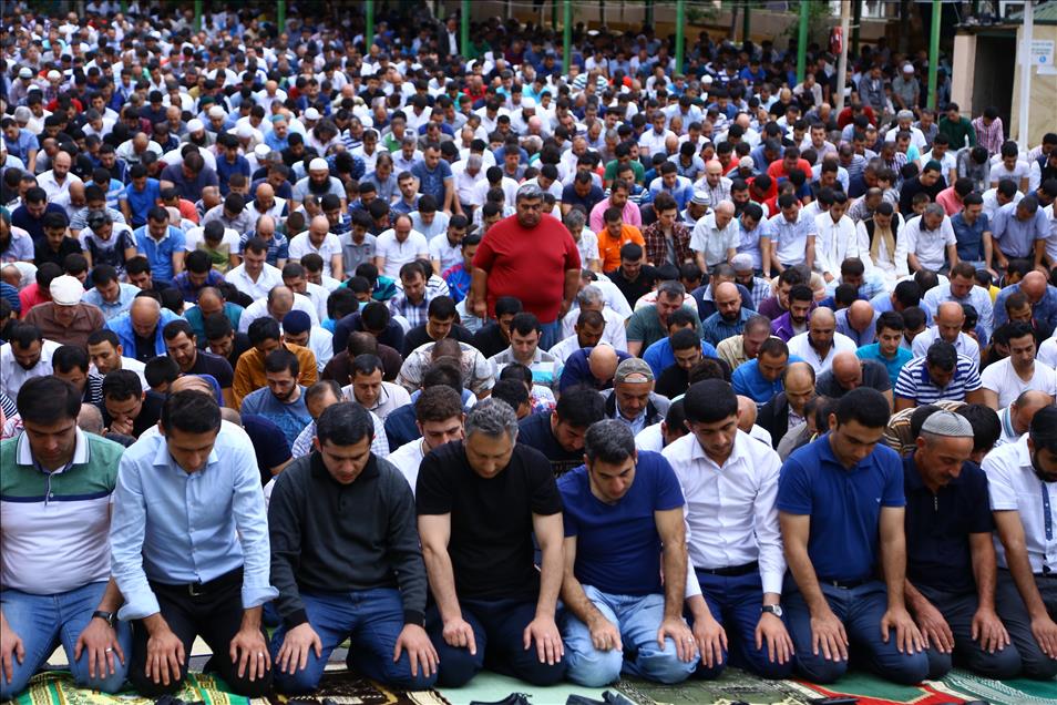 Azerbaycan'da bayram namazı kılındı