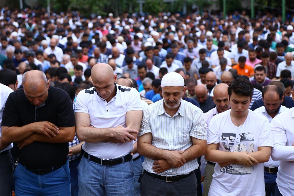 Azerbaycan'da bayram namazı kılındı