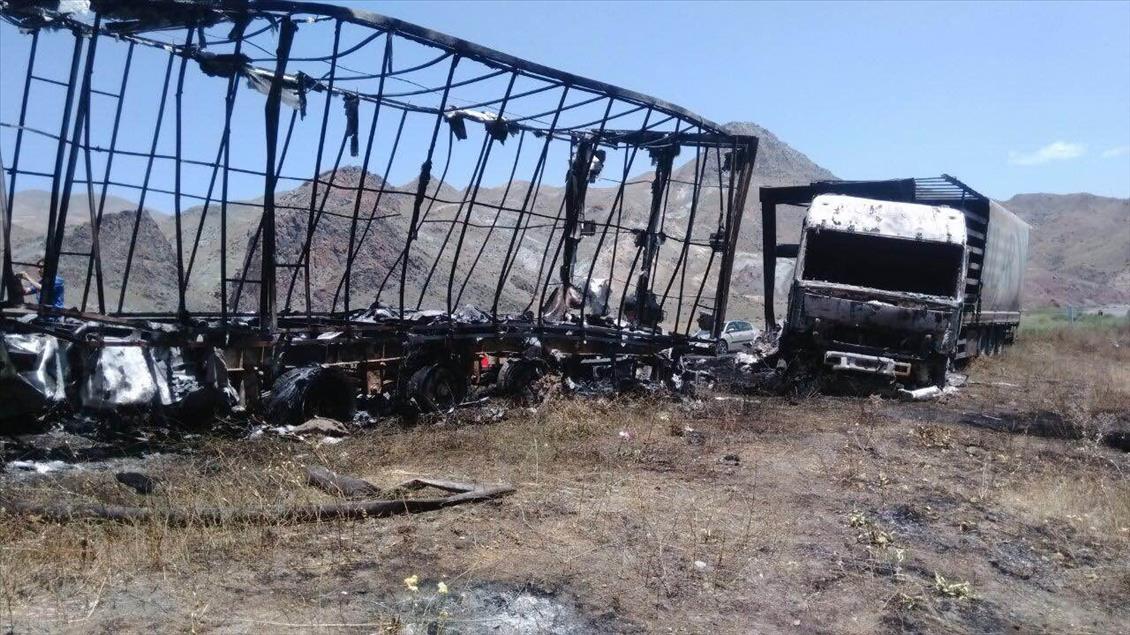 Kars'ta araçların teröristlerce ateşe verilmesi