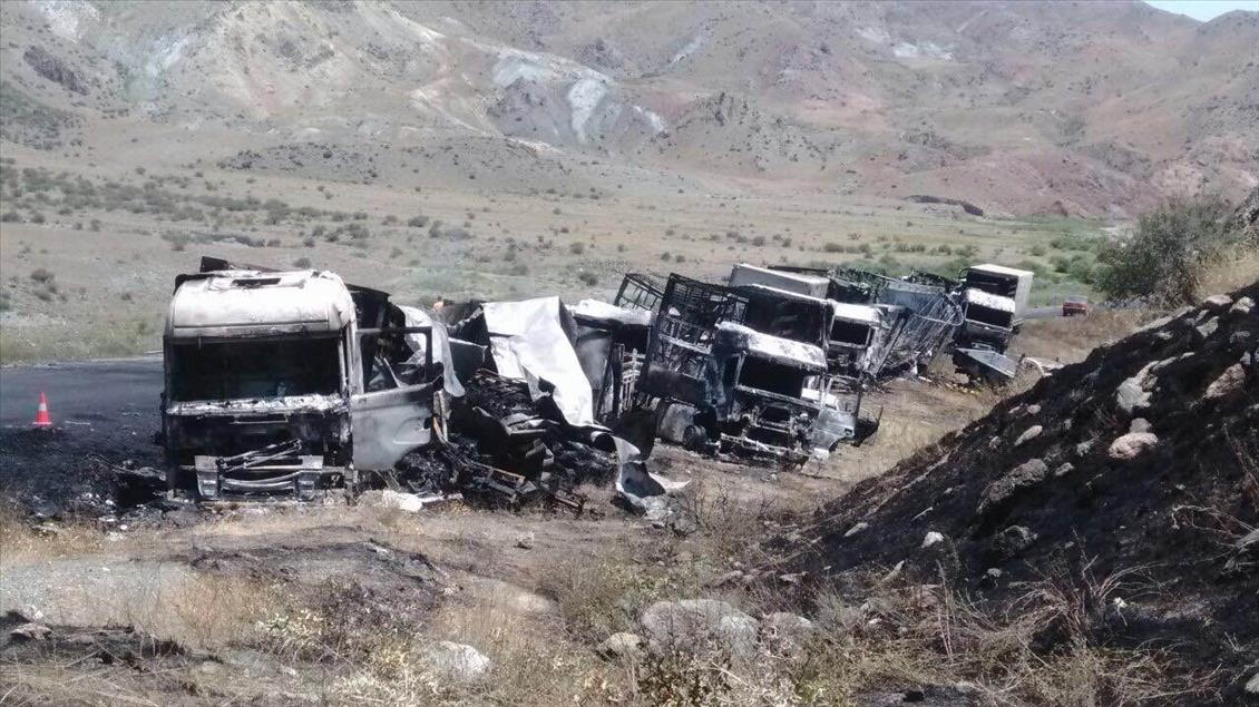 Kars'ta araçların teröristlerce ateşe verilmesi