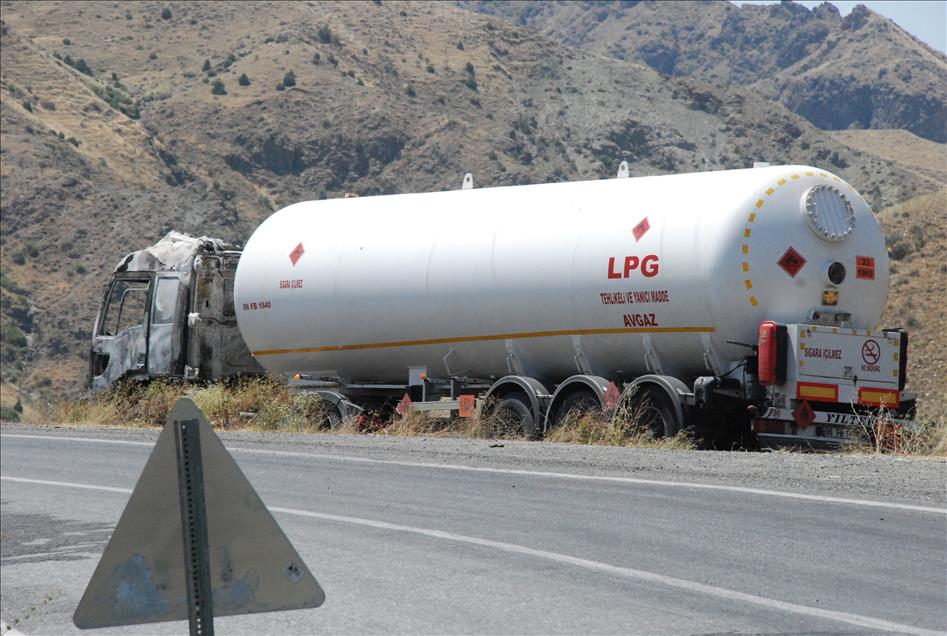 Kars'ta araçların teröristlerce ateşe verilmesi
