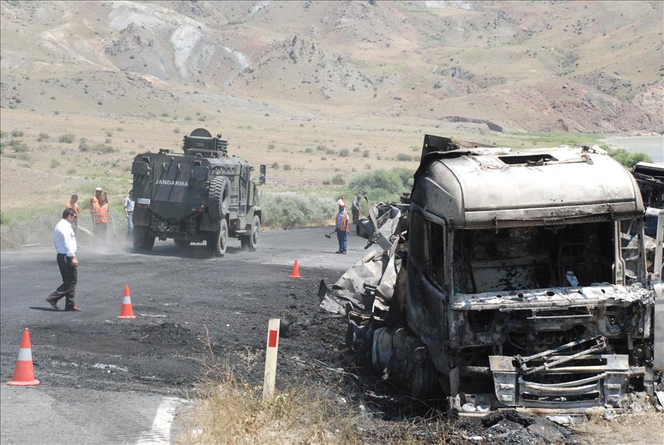Kars'ta araçların teröristlerce ateşe verilmesi
