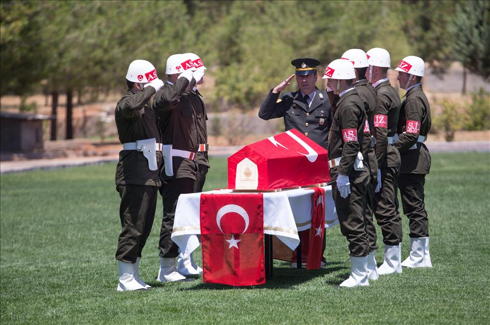 Şehit astsubay son yolculuğuna uğurlanıyor
