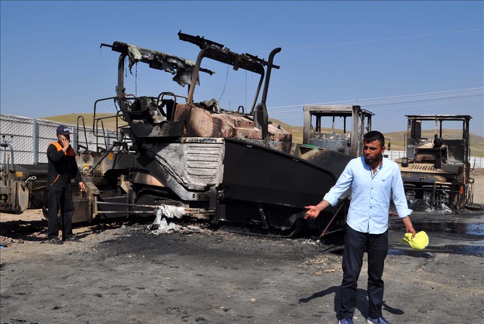 Erzurum'da teröristler 8 aracı yaktı