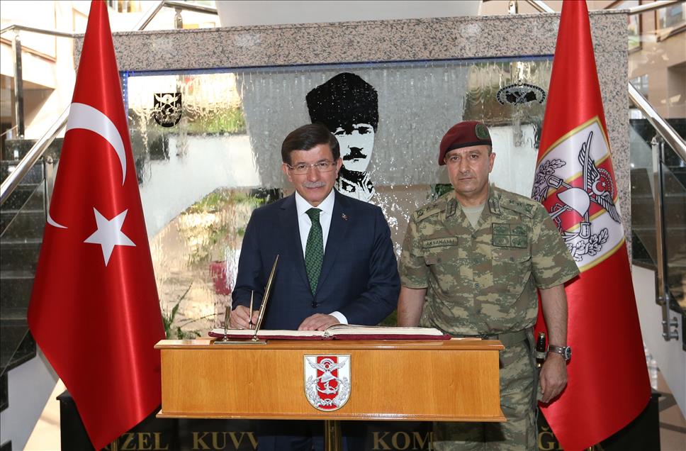 Başbakan Davutoğlu, Özel Kuvvetler Komutanlığını ziyaret etti