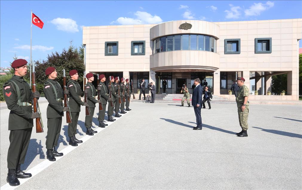 Başbakan Davutoğlu, Özel Kuvvetler Komutanlığını ziyaret etti