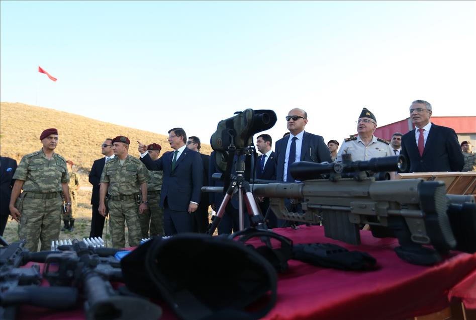 Başbakan Davutoğlu, Özel Kuvvetler Komutanlığını ziyaret etti