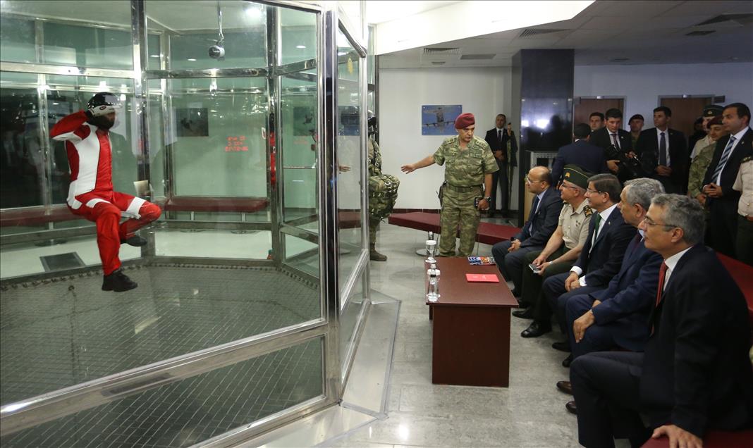 Başbakan Davutoğlu, Özel Kuvvetler Komutanlığını ziyaret etti