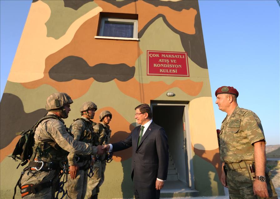 Başbakan Davutoğlu, Özel Kuvvetler Komutanlığını ziyaret etti